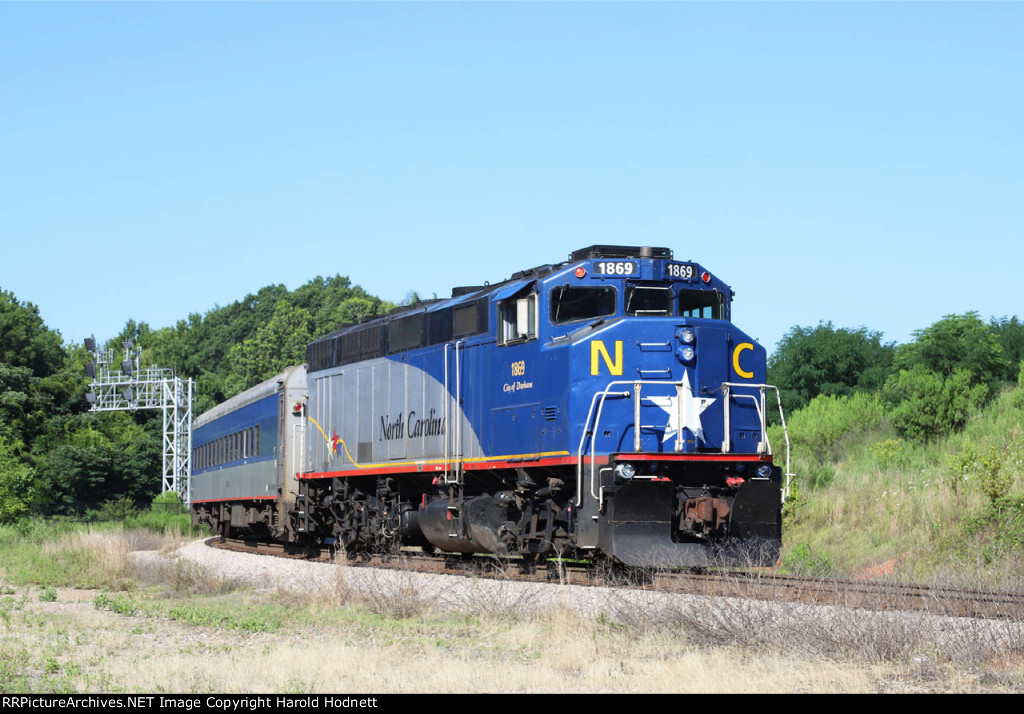 RNCX 1869 brings up the rear on train P075-25 as it heads for the station